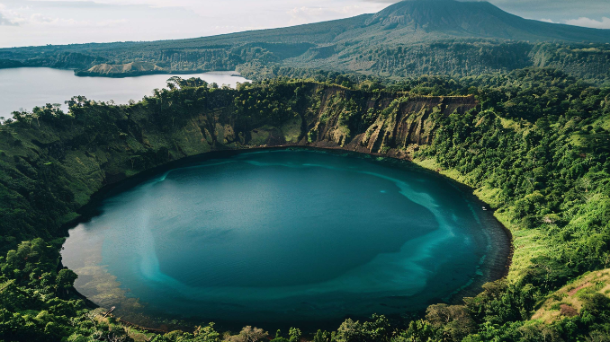 Danau Kelimutu campuran cahaya, kedalaman, mineral, alga, sedimen, suhu, dan kadang gas dari perut bumi.
